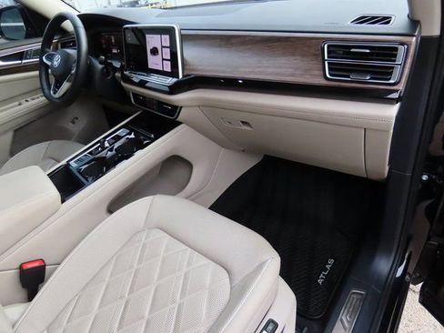 Used 2025 Volkswagen Atlas SEL Premium R-Line image 11