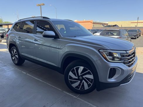 Used 2024 Volkswagen Atlas SE w/ Panoramic Sunroof Package image 6