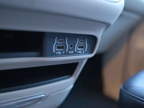 Used 2023 Chrysler Pacifica Touring-L FWD image 25