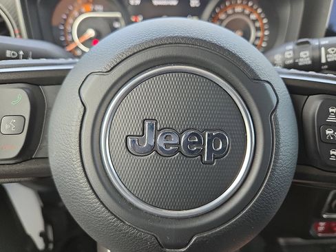 Used 2025 Jeep Wrangler Unlimited Rubicon AWD/4WD image 18