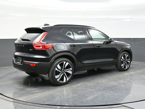 Used 2025 Volvo XC40 B5 Plus image 7