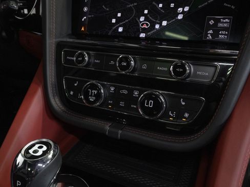 Used 2022 Bentley Bentayga AWD/4WD image 57