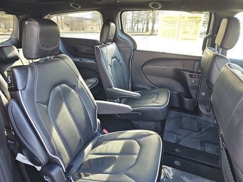 Used 2026 Chrysler Pacifica Limited image 16