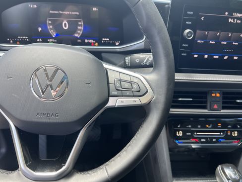 Certified 2025 Volkswagen Taos SE FWD image 17