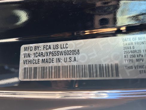 Used 2025 Jeep Wrangler Sahara image 32