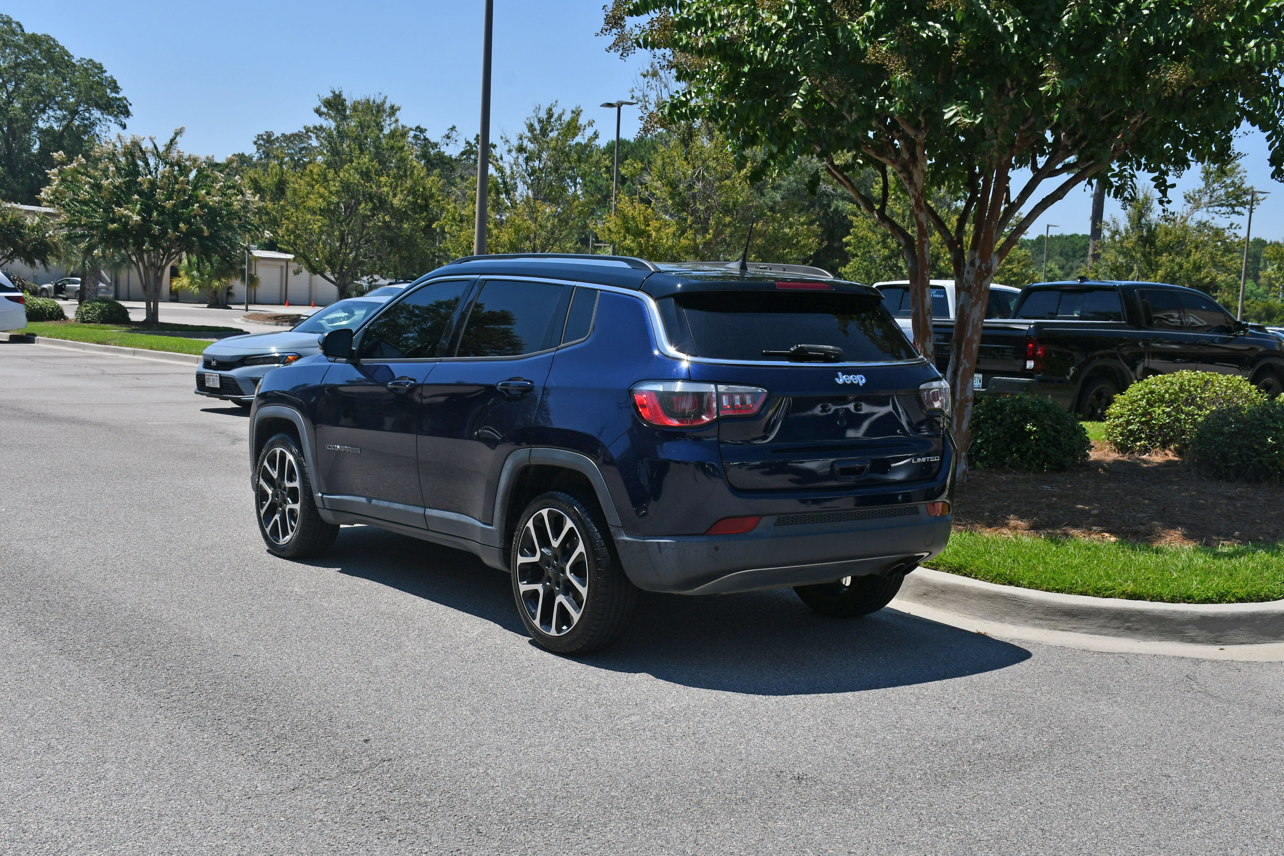 Used 2018 Jeep Compass Limited w/ Navigation Group FWD image 3