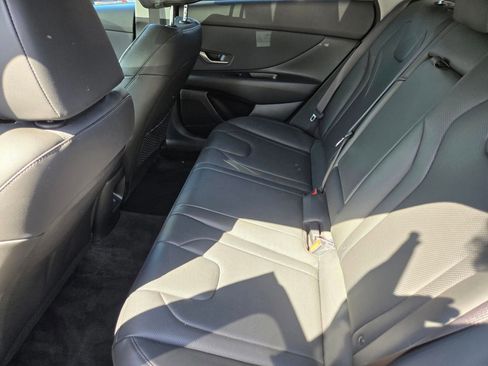 Used 2025 Hyundai Elantra Limited FWD image 16