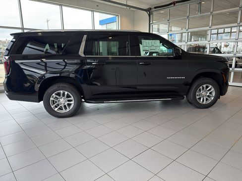New 2026 Chevrolet Suburban LT image 5