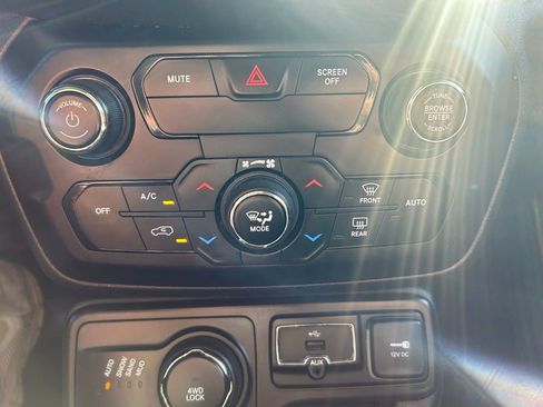 Used 2019 Jeep Renegade Latitude w/ Cold Weather Group image 22