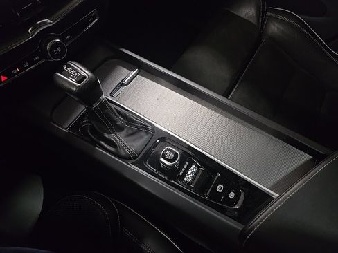 Used 2018 Volvo XC60 T6 R-Design w/ Convenience Package image 12