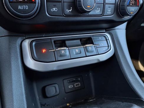 Used 2023 GMC Acadia SLT image 24