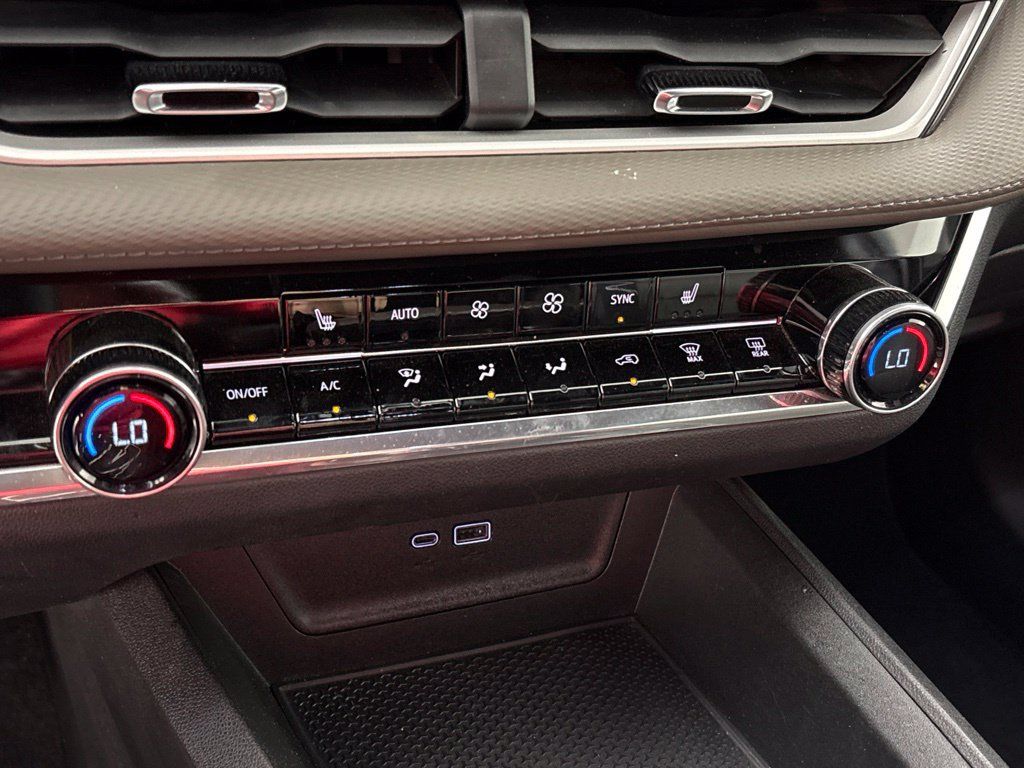 Used 2025 Chevrolet Equinox LT w/ Convenience Package II FWD image 43