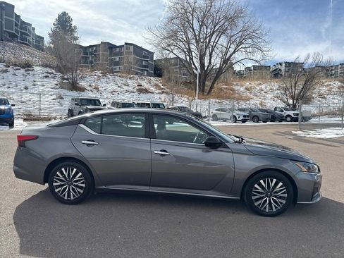 Used 2024 Nissan Altima 2.5 SV FWD image 9