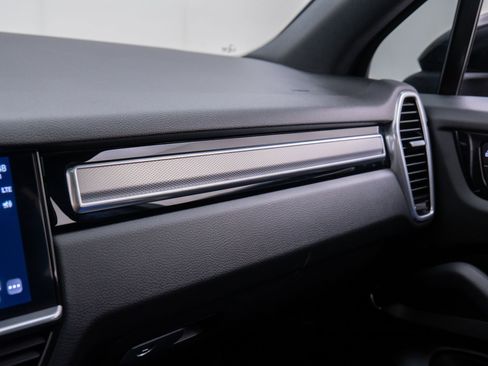 Certified 2023 Porsche Cayenne Platinum Edition image 28