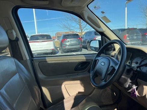 Used 2004 Ford Escape Limited image 29
