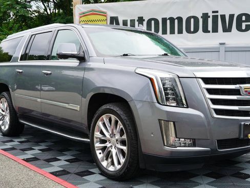 Used 2019 Cadillac Escalade ESV Luxury AWD/4WD image 2