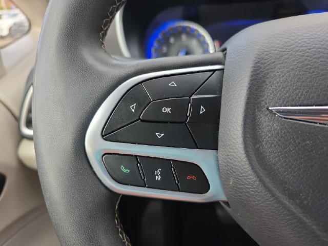 Used 2024 Chrysler Pacifica Touring-L FWD image 20
