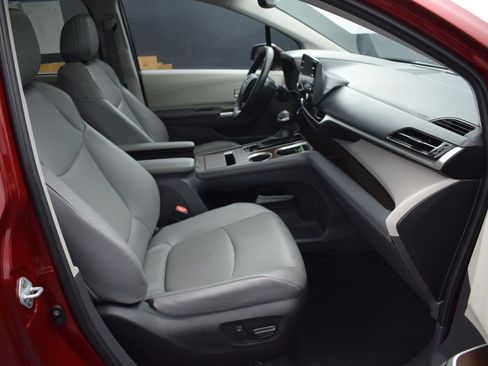 Used 2022 Toyota Sienna XLE FWD image 10