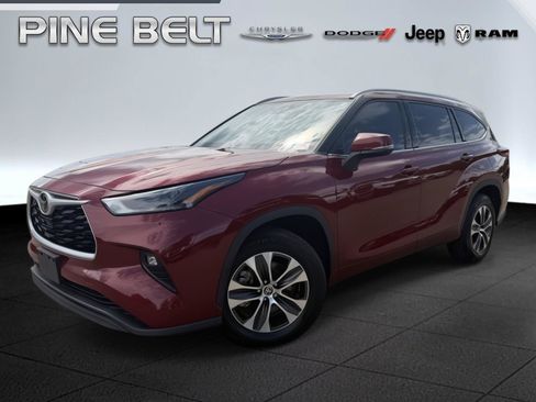 Used 2022 Toyota Highlander XLE FWD image 1
