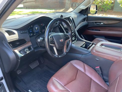 Used 2020 Cadillac Escalade Luxury RWD image 11