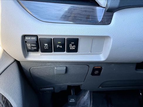 Used 2015 Toyota Sienna XLE Premium AWD/4WD image 35