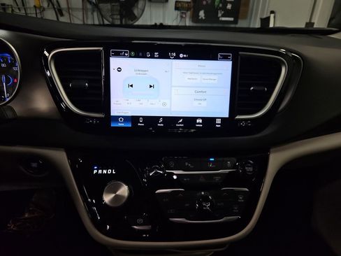 Used 2023 Chrysler Pacifica Touring-L FWD image 19