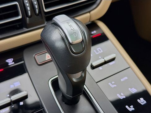 Certified 2023 Porsche Macan AWD/4WD image 20