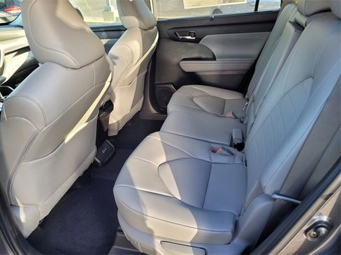 New 2022 Toyota Highlander XLE image 19