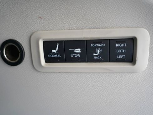 Used 2018 Chrysler Pacifica Limited FWD image 40