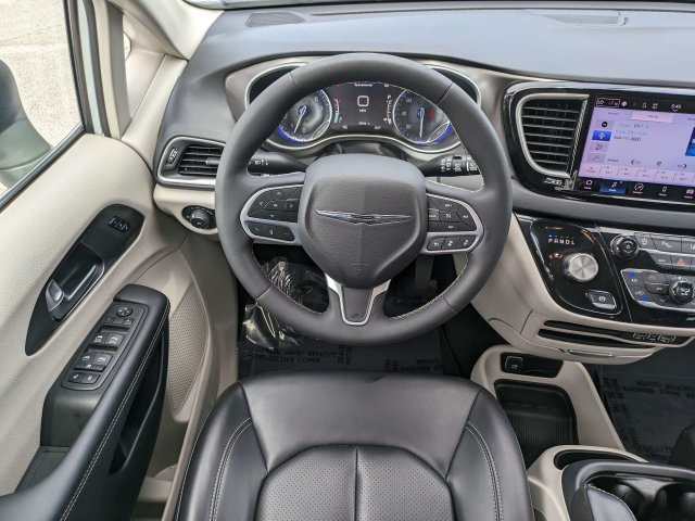 Used 2023 Chrysler Pacifica Touring-L FWD image 17