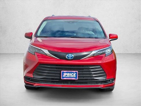 Used 2025 Toyota Sienna LE AWD/4WD image 2