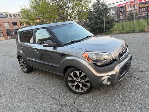 Used 2012 Kia Soul ! FWD image 1