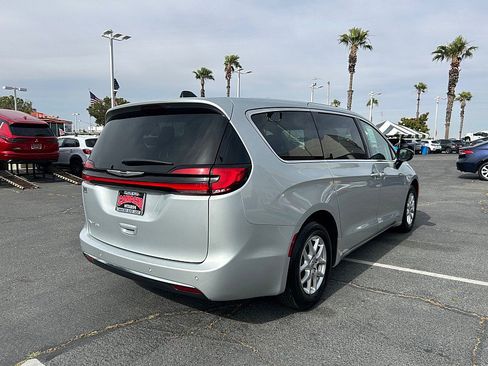 Used 2024 Chrysler Pacifica Touring-L FWD image 7