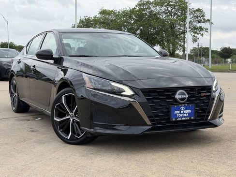 Used 2025 Nissan Altima 2.5 SR FWD image 2