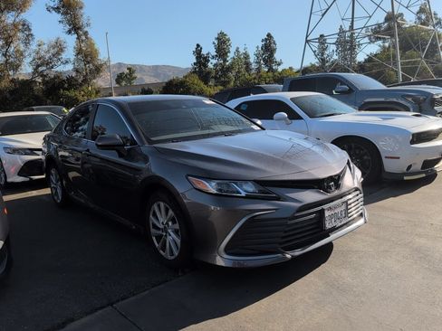 Used 2022 Toyota Camry LE w/ Carpet Mat Package (TMS) FWD image 3