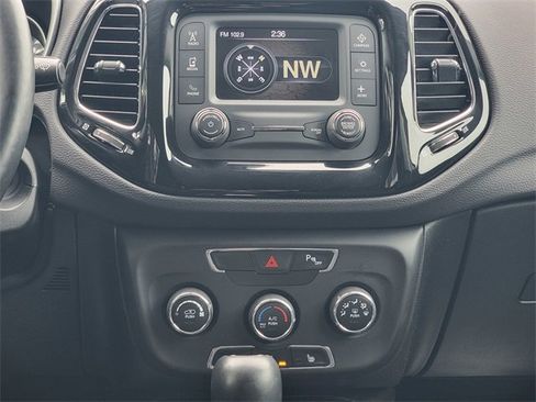 Certified 2018 Jeep Compass Latitude image 27