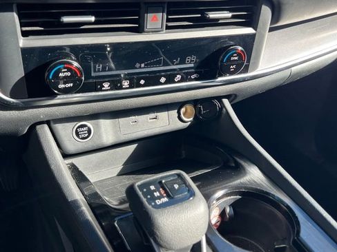 Used 2023 Nissan Rogue SV image 22