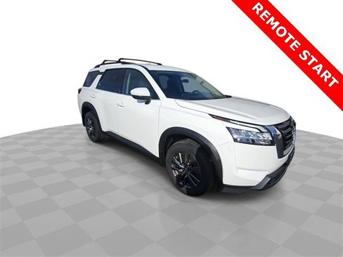 Used 2022 Nissan Pathfinder SV image 2