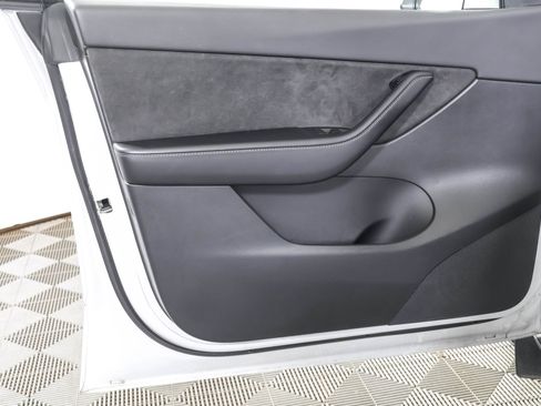 Used 2022 Tesla Model Y Long Range image 32