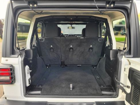 Used 2019 Jeep Wrangler Unlimited Sahara AWD/4WD image 13