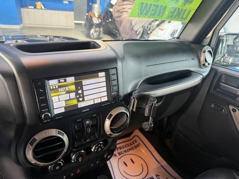 Used 2017 Jeep Wrangler Unlimited Sahara AWD/4WD image 18