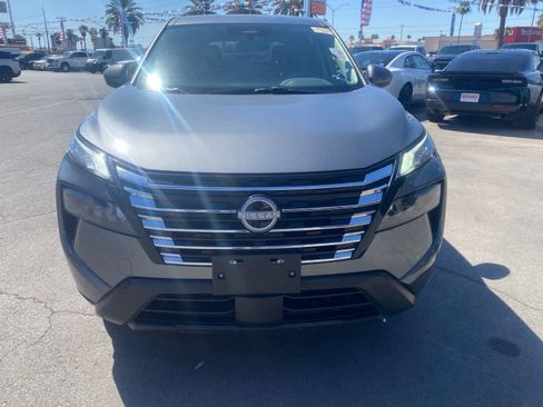 Used 2025 Nissan Rogue SV FWD image 2