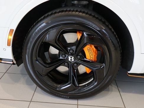 Used 2025 Bentley Bentayga image 35