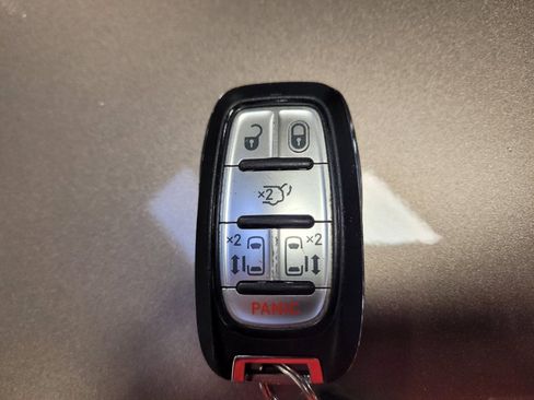 Used 2017 Chrysler Pacifica Touring image 32