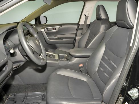 Used 2022 Toyota RAV4 XLE Premium image 12