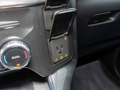 Used 2022 Ford F150 Lariat w/ Equipment Group 502A High image 26