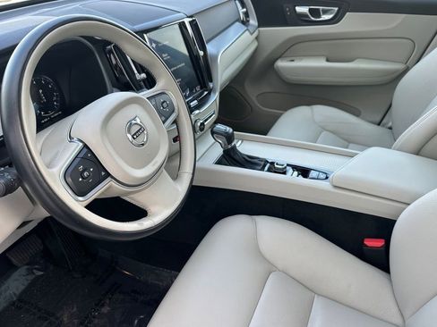 Used 2020 Volvo XC60 T5 Momentum w/ Protection Package Premier image 10