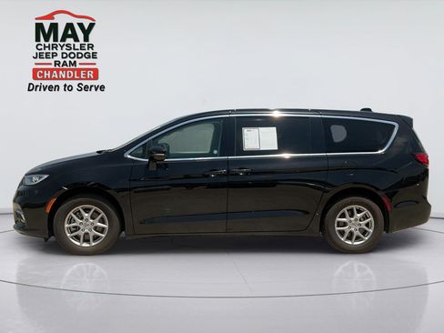Used 2024 Chrysler Pacifica Touring-L FWD image 4