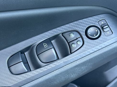 Used 2025 Nissan Altima 2.5 SV FWD image 13