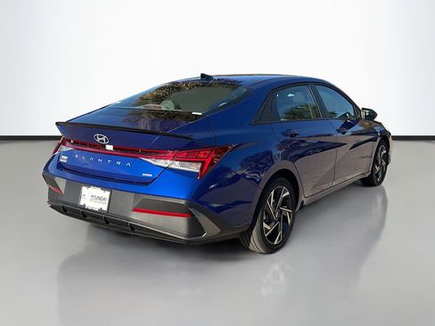Used 2025 Hyundai Elantra SEL image 3